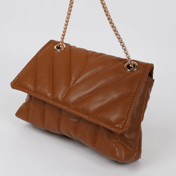 Компактна ватирана кафява чанта от еко кожа с презрамка за рамо тип синджир ILB-13225 1