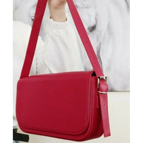 Елегнтна червена дамска чанта в изчистен дизайн в класическо червено ILB-13231 1