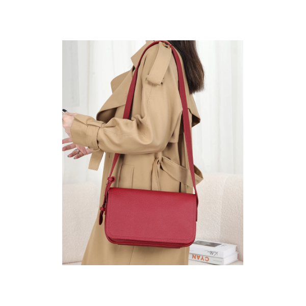 Елегнтна червена дамска чанта в изчистен дизайн в класическо червено ILB-13231