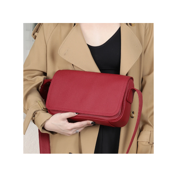 Елегнтна червена дамска чанта в изчистен дизайн в класическо червено ILB-13231 3