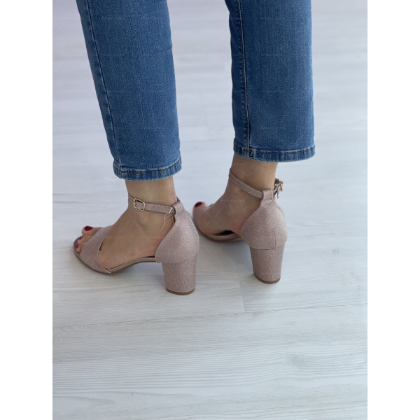 Стъпка в стила: Стилни дамски сандали с ток за модерна жена 2088-58