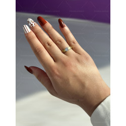 Златист дамски пръстен от медицинска стомана с луксозен бляскав камък