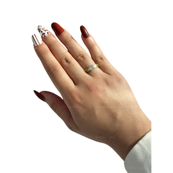Златист дамски пръстен от медицинска стомана с луксозен бляскав камък 1