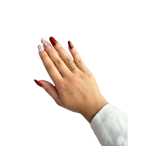Хубав дамски пръстен от неръждаема стомана съчетава съвременен дизайн с деликатна елегантност