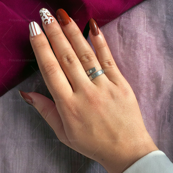 Дамски пръстен от медицинска стомана с камък и гравирани декорации
