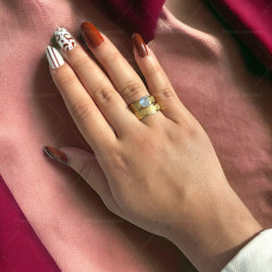 Красив дамски пръстен от неръждаема стомана с хубав блестящ камък