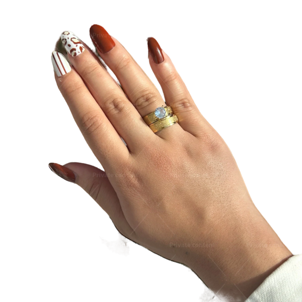 Красив дамски пръстен от неръждаема стомана с хубав блестящ камък