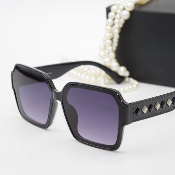 Големи дамски многоъгълни слънчеви очила с черни и златни ромби отстрани YJZ74