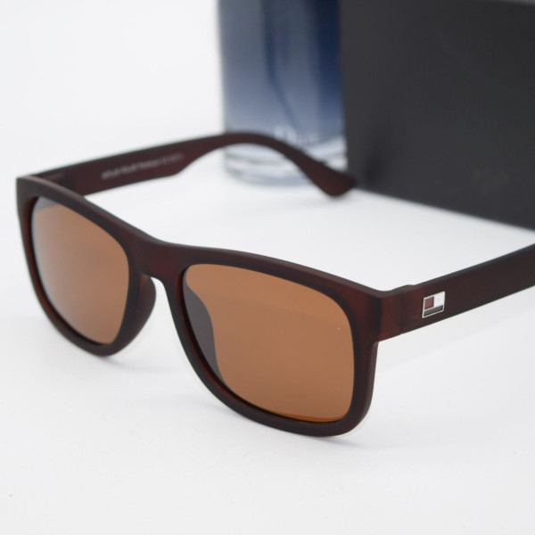 Мъжки слънчеви очила , рамката е дебела, отстрани имат лого YJZ69