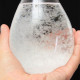 Капковидна бутилка от „буреносно“ стъкло реагиращо на промените в атмосферните условия