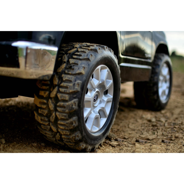 Акумулаторен джип Toyota Tundra с меки гуми, кожена седалка и отварящи се врати 11