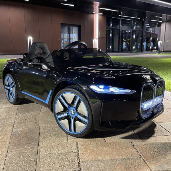 Акумулаторна кола BMW I4 12V с отварящи се врати меки гуми и кожена седалка 4x4