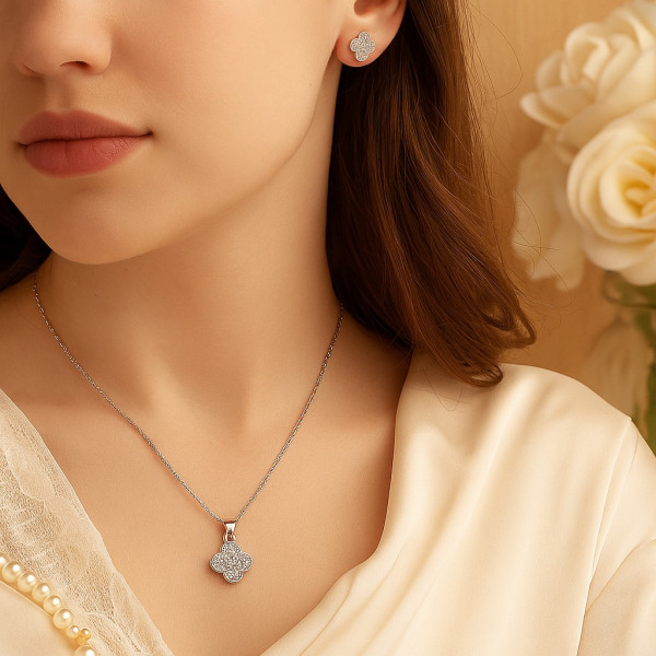 Елегантен комплект колие с обеци