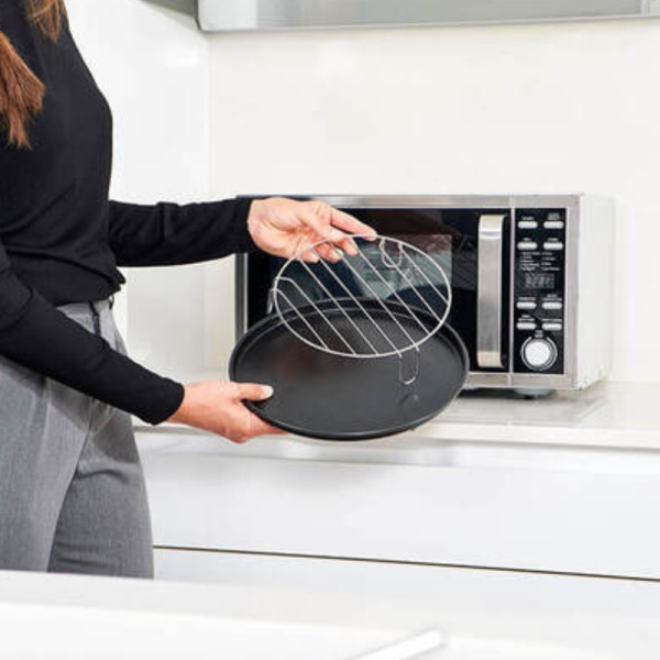 Микровълнова с грил и конвекция Black+Decker BXMZ900E – 25L, 900W, автоматични програми, дигитален дисплей и LED осветление