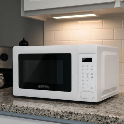 Микровълнова с грил Black+Decker BXMZ701E – 20L, 700W, дигитално управление, автоматични програми и LED осветление