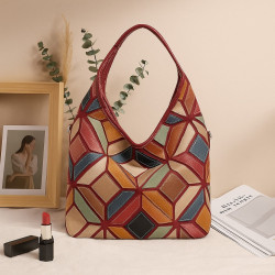 Дамска чанта с уникален пачуърк дизайн