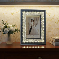 Кристална фоторамка с LED осветление и USB – блясък, който съживява спомените ти