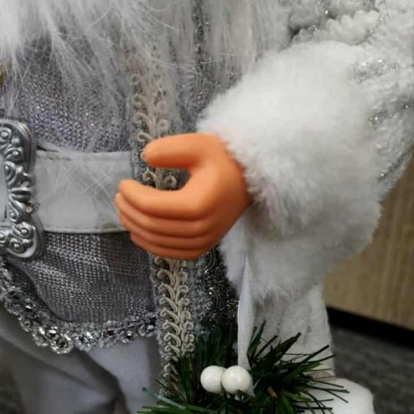 Дядо Коледа в сребристо – празнична фигура, която носи магия и уют у дома (50 / 70 / 90 см)