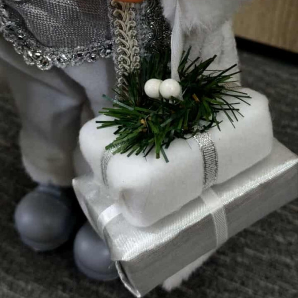 Дядо Коледа в сребристо – празнична фигура, която носи магия и уют у дома (50 / 70 / 90 см)