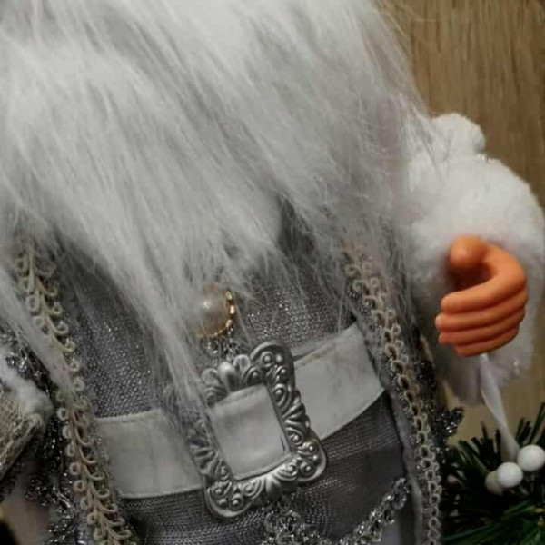 Дядо Коледа в сребристо – празнична фигура, която носи магия и уют у дома (50 / 70 / 90 см)