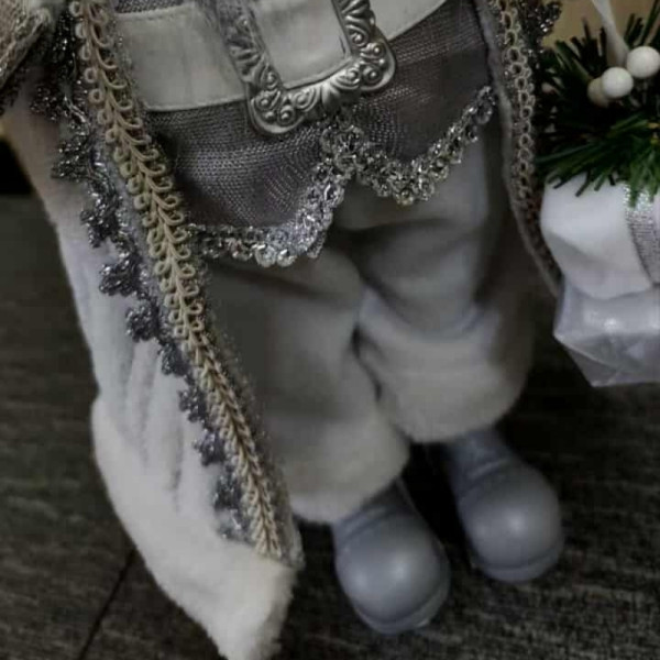 Дядо Коледа в сребристо – празнична фигура, която носи магия и уют у дома (50 / 70 / 90 см) 11