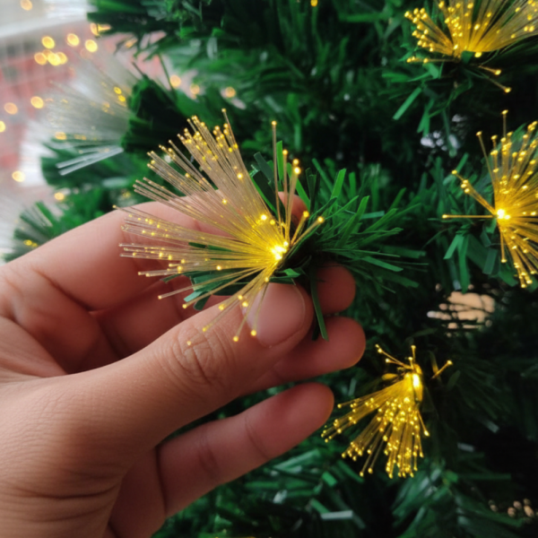 Коледна елха с вградени светлини - магията на Коледа