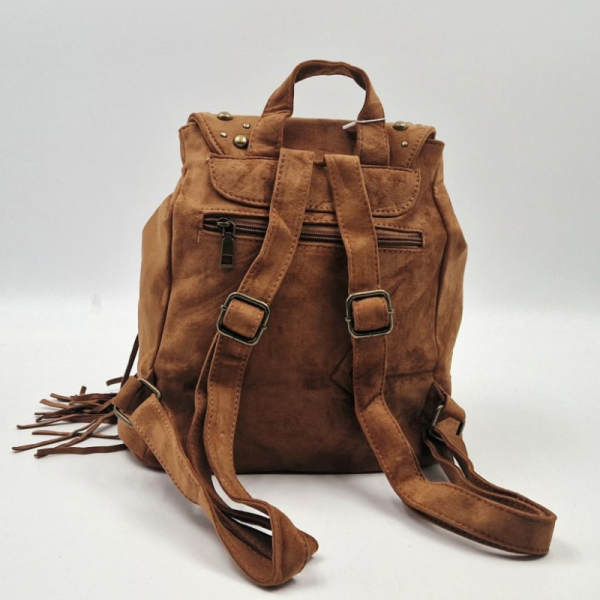 Велурена дамска раница с ресни и метални нитове – бохо стил и практичност