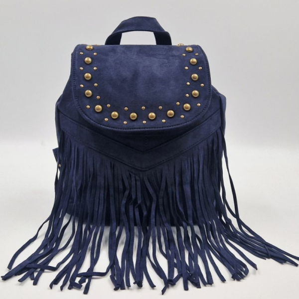 Велурена дамска раница с ресни и метални нитове – бохо стил и практичност