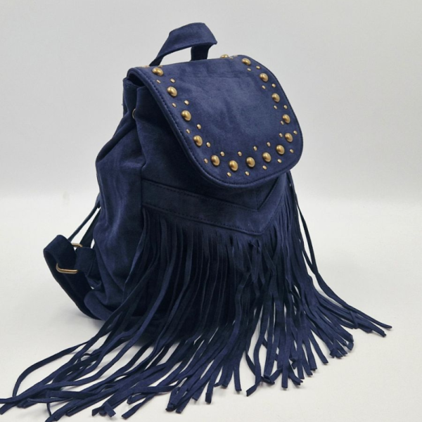 Велурена дамска раница с ресни и метални нитове – бохо стил и практичност