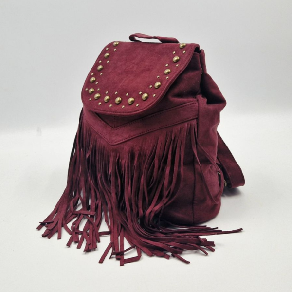 Велурена дамска раница с ресни и метални нитове – бохо стил и практичност