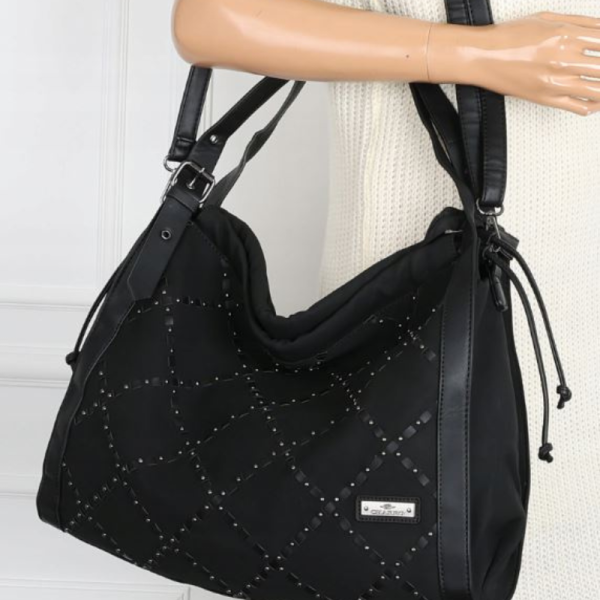 Велурена дамска чанта с декоративни кожени ленти и метални капси – елегантен бохо дизайн