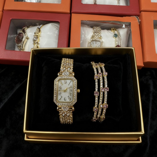 Луксозен дамски комплект: часовник и гривни в златист цвят