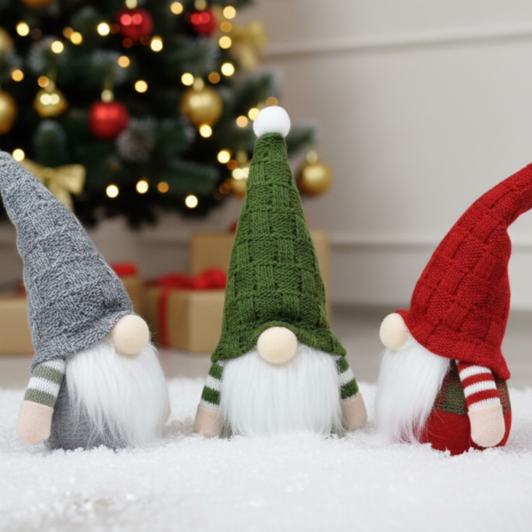 Плюшена коледна играчка – уютна украса за дома