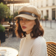 Елегантна дамска шапка тип фуражка с декоративна лента и метално лого 5