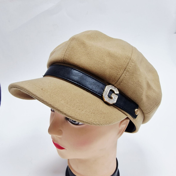 Елегантна дамска шапка тип фуражка с декоративна лента и метално лого
