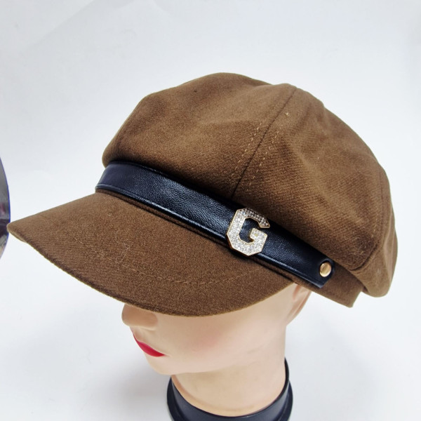 Елегантна дамска шапка тип фуражка с декоративна лента и метално лого