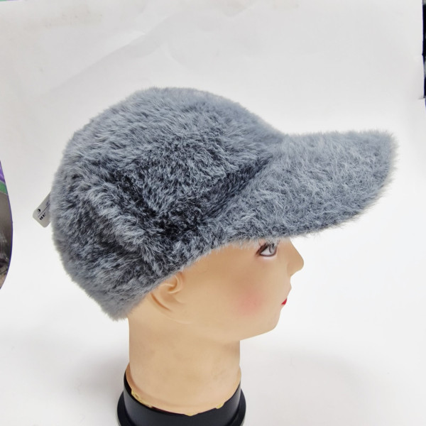 Топла дамска шапка с козирка – зимен пухкав модел 11