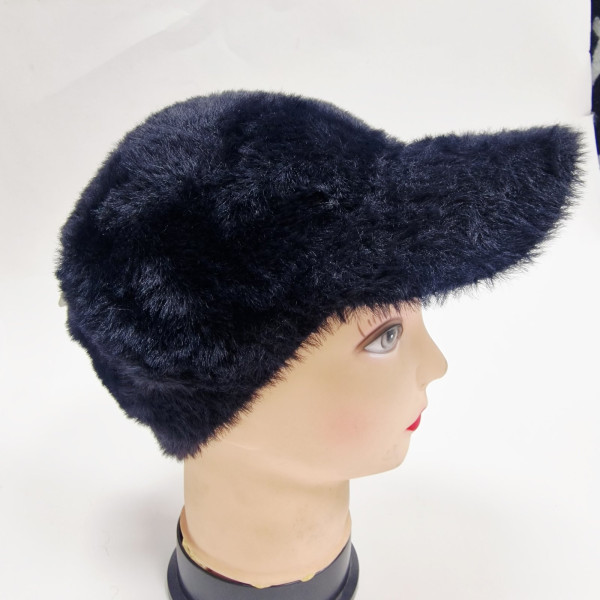 Топла дамска шапка с козирка – зимен пухкав модел 9