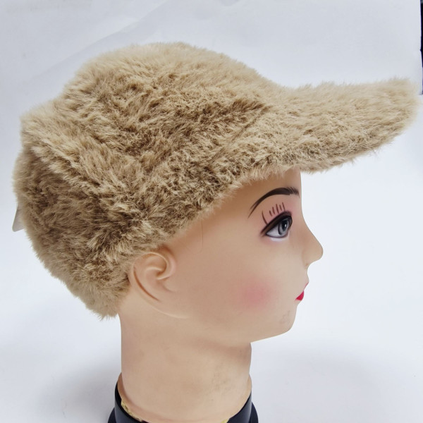 Топла дамска шапка с козирка – зимен пухкав модел 10