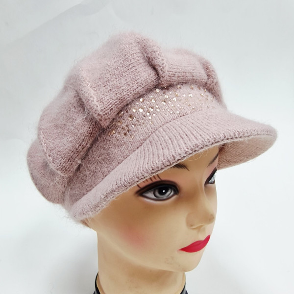 Дамска зимна плетена шапка с козирка и декоративни камъчета