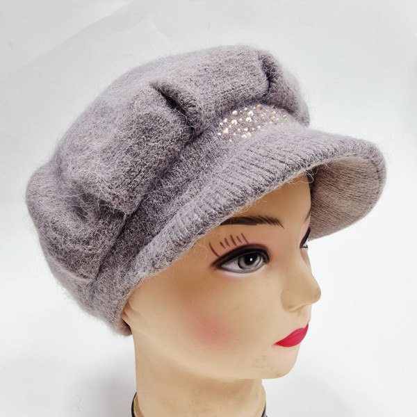 Дамска зимна плетена шапка с козирка и декоративни камъчета