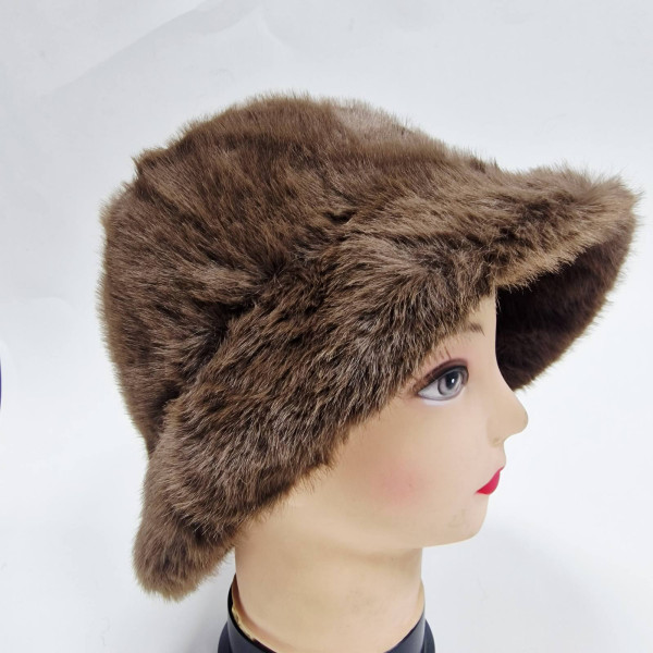 Дамска пухкава зимна шапка тип клош 7