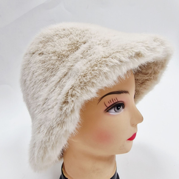 Дамска пухкава зимна шапка тип клош 8