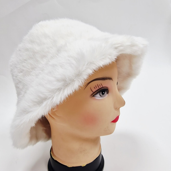 Дамска пухкава зимна шапка тип клош