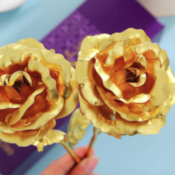 Изкуствена роза със златна обвивка