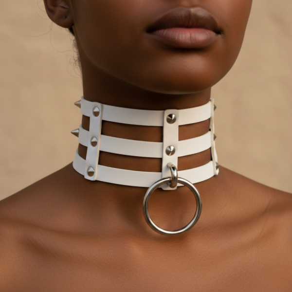 Чокър с три кожени каишки и голяма кълка отпред D58 28