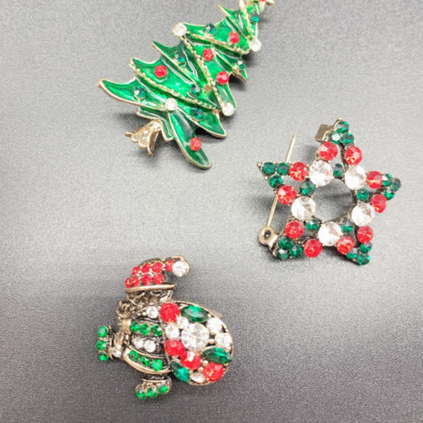 Комплект от три малки коледни брошки с мъниста и камъни - Е04-1