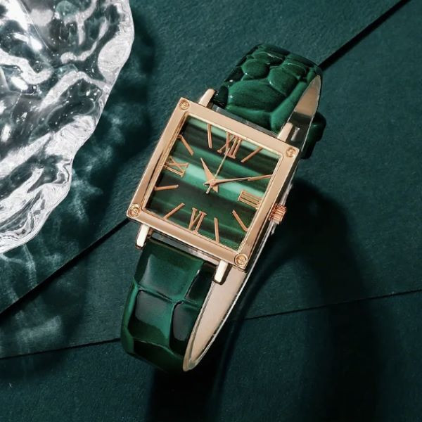 Елегантен комплект часовник и бижута с зелени кристали и златист корпус