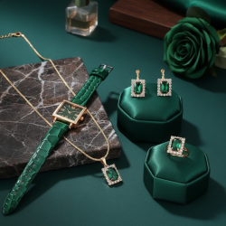 Елегантен комплект часовник и бижута с зелени кристали и златист корпус