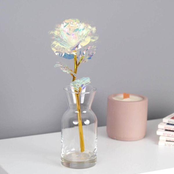 Роза в цветовете на дъгата – изискан подарък за любов и благодарност